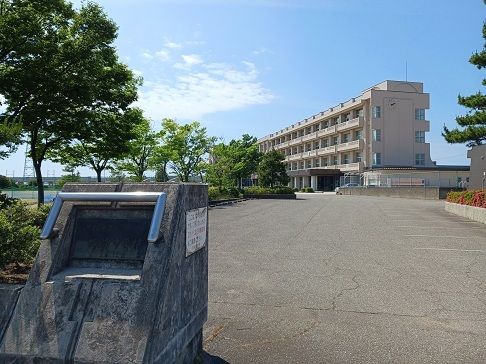近くの小松市立板津中学校まで700m（徒歩9分）