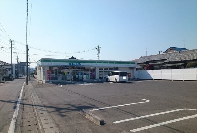 近くのファミリーマート岩沼中央4丁目まで220m(徒歩3分)