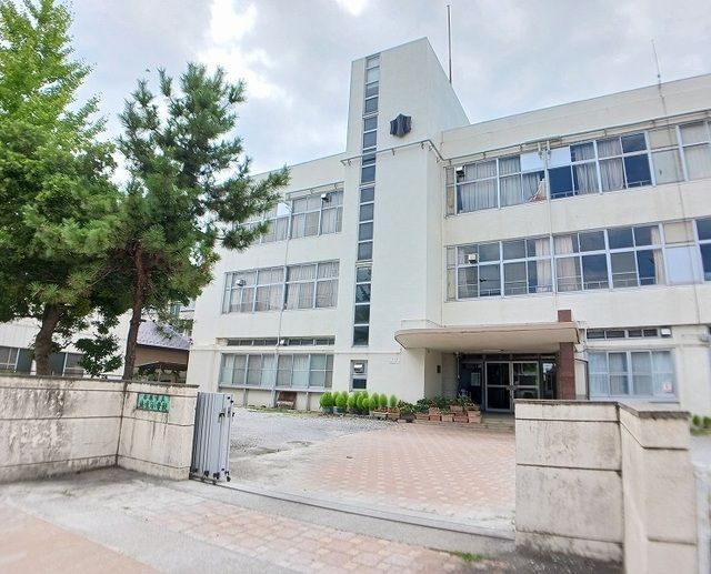 近くの彦根市立城東小学校まで1,180m(徒歩15分)