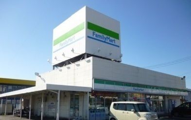 近くのファミリーマート浜山通り店まで500m（徒歩7分）