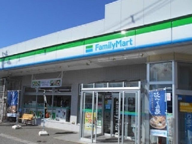 近くのファミリーマート割山店まで1,377m（徒歩18分）