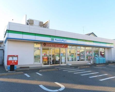 近くのファミリーマートまで450m(徒歩6分)