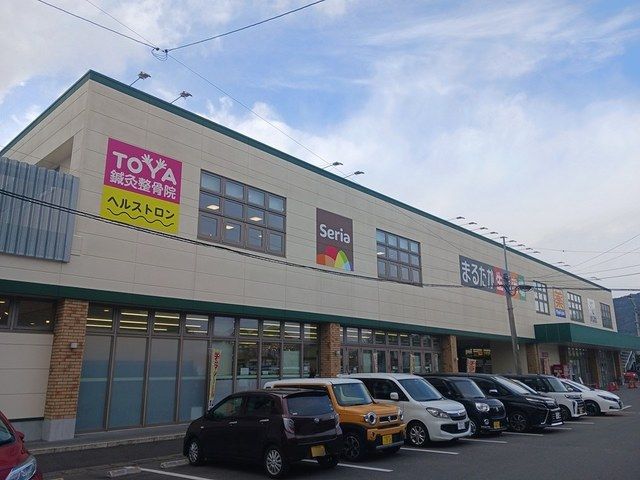 近くのまるたか生鮮市場 早岐店まで950m(徒歩12分)