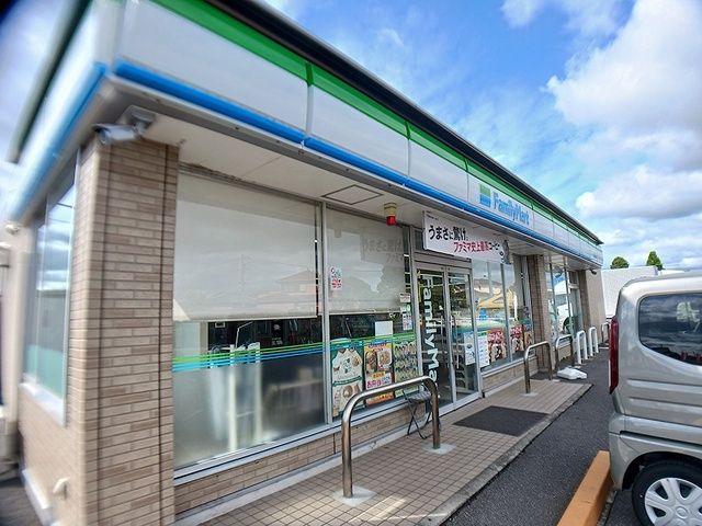近くのファミリーマートまで649m(徒歩9分)