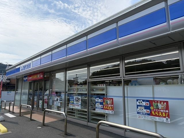 近くのローソン安来黒井田店まで300m(徒歩4分)