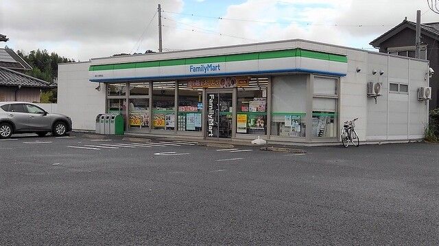 近くのファミリーマート成田久住駅前店まで600m(徒歩8分)