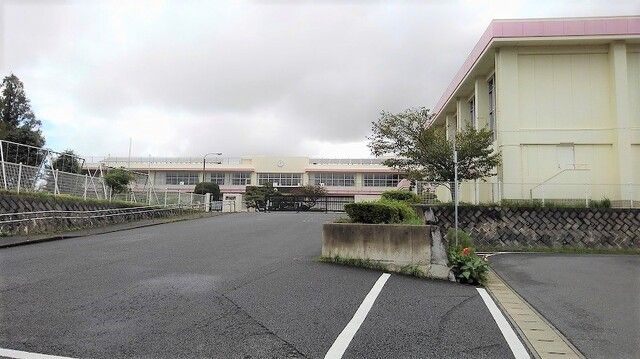 近くの成田市立久住小学校まで270m(徒歩4分)