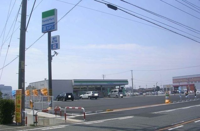 近くのファミリーマート高岡店まで1,200m(徒歩15分)
