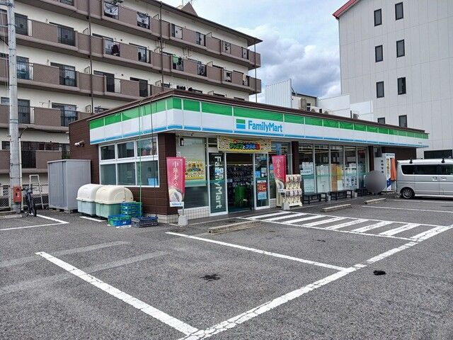 近くのファミリーマート西堤本通西店まで370m(徒歩5分)