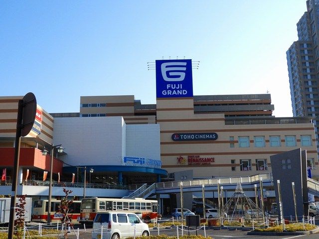 近くのフジグラン緑井店まで750m(徒歩10分)