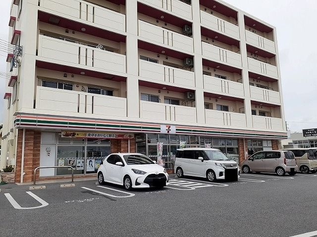 近くのセブンイレブン読谷都屋店まで600m（徒歩8分）