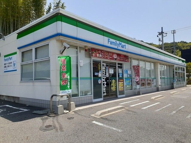 近くのファミリーマートまで600m（徒歩8分）