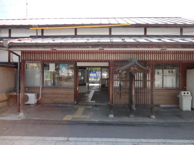 近くの田中駅まで700m(徒歩9分)