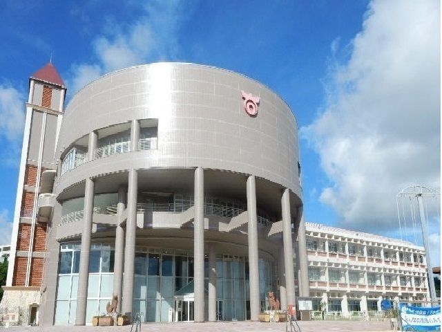 近くの北谷町役場まで400m(徒歩5分)
