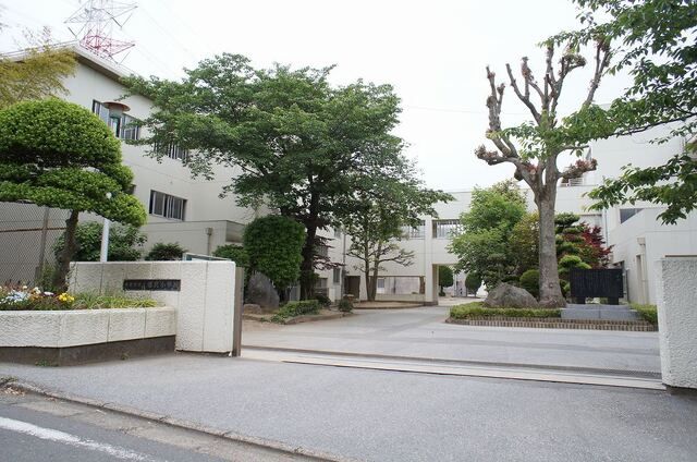 近くの木更津市立畑沢小学校まで1,600m(徒歩20分)