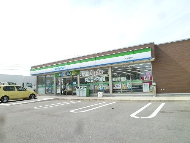 近くのファミリーマートまで600m(徒歩8分)
