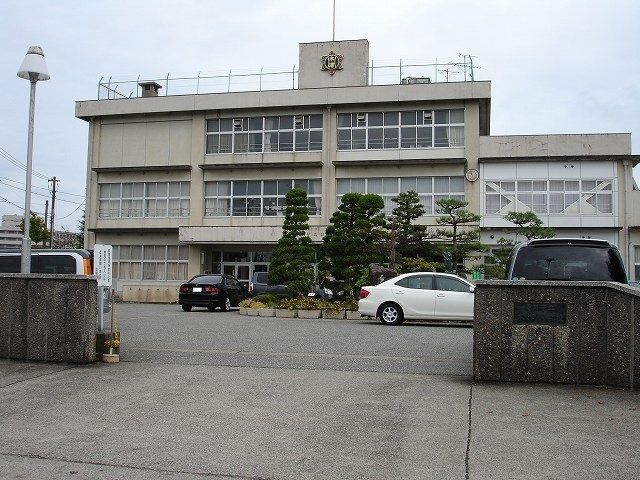 近くの高岡市立木津小学校まで210m(徒歩3分)