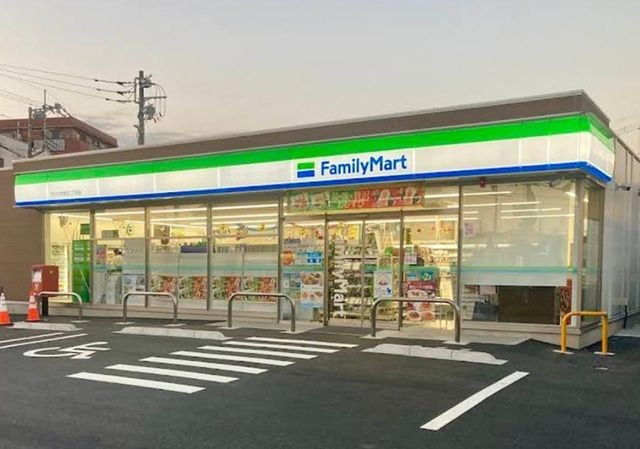 近くのファミマ　さいたま曲本2丁目店まで280m（徒歩4分）