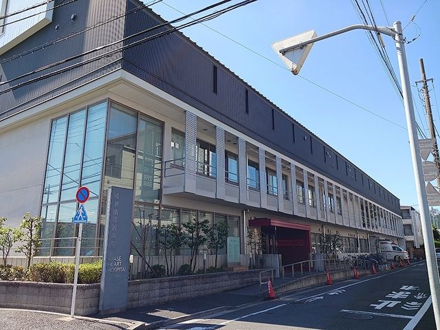 近くの綾瀬循環器病院まで427m（徒歩6分）