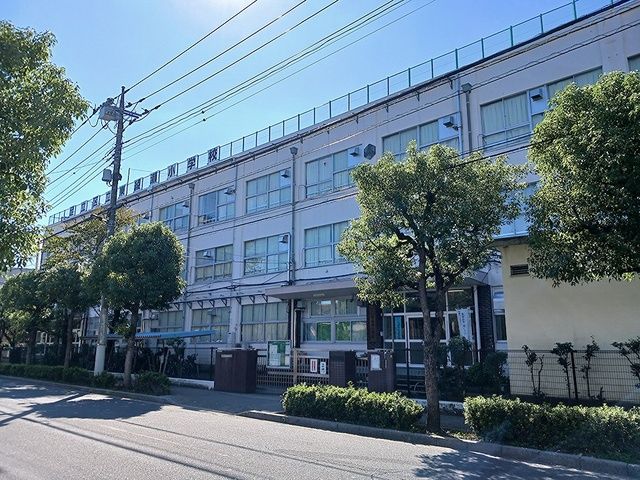 近くの足立区立東綾瀬小学校まで929m（徒歩12分）