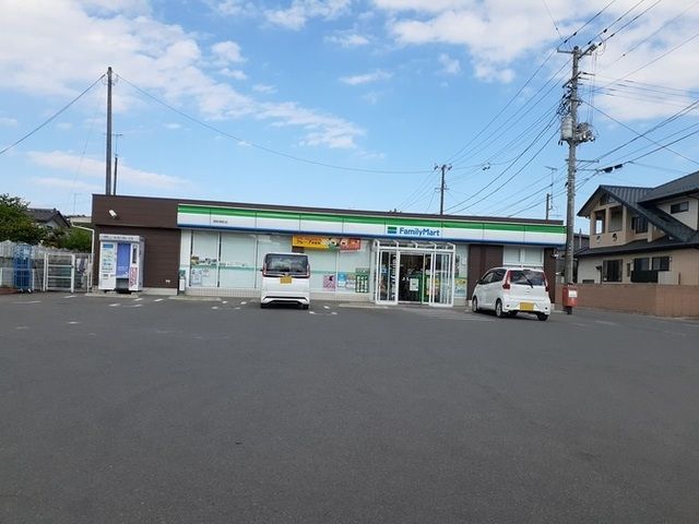 近くのファミリーマート原町南町店まで300m（徒歩4分）