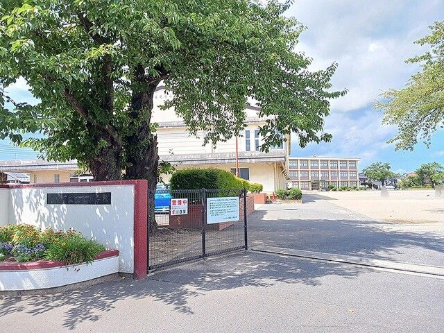 近くの水戸市立渡里小学校まで718m(徒歩9分)