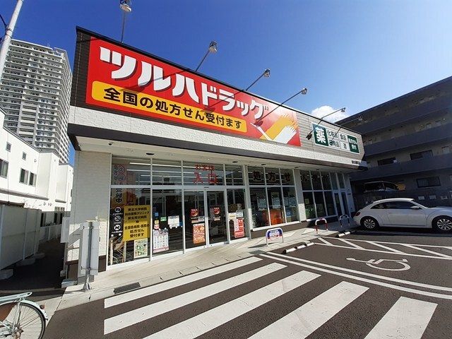 近くのツルハドラッグ仙台堤通町店まで79m（徒歩1分）