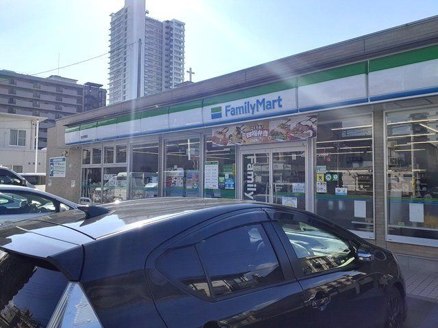 近くのファミリーマート堤通町店まで800m（徒歩10分）
