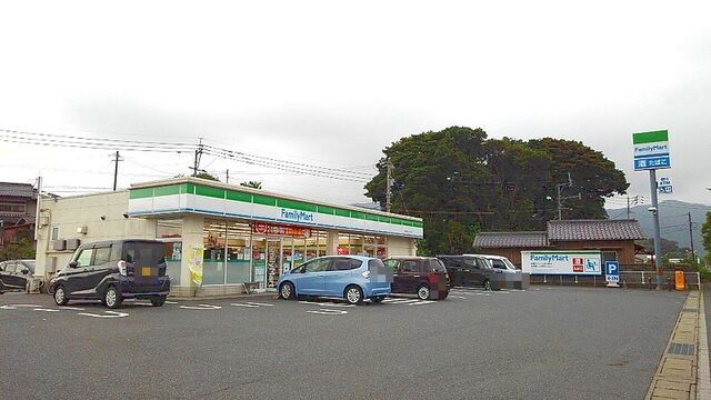 近くのファミリーマートまで450m(徒歩6分)