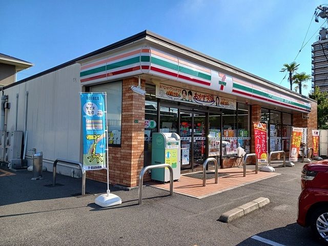 近くのセブンイレブン福山東町店まで590m（徒歩8分）