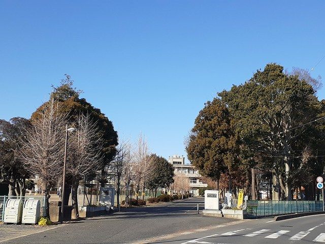 近くの高野小学校まで1,300m(徒歩17分)