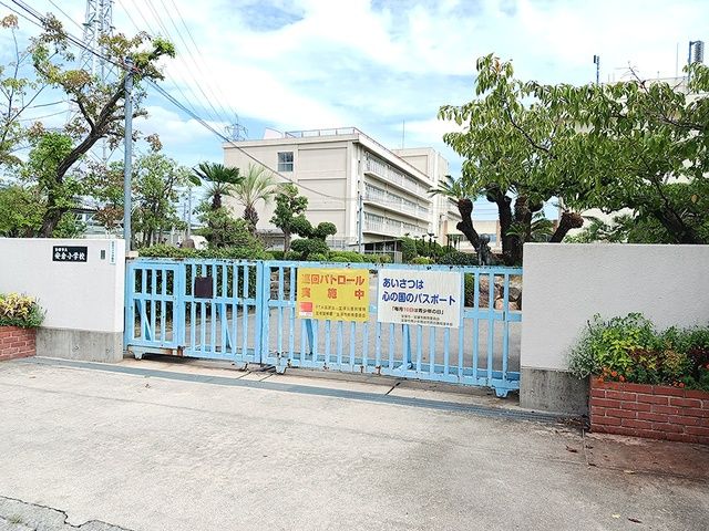 近くの安倉小学校まで346m（徒歩5分）