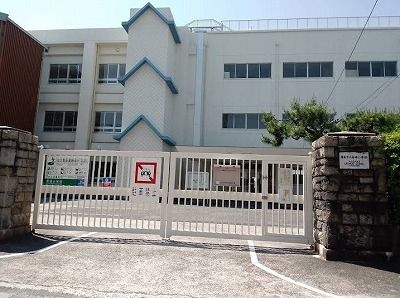 近くの青崎小学校まで500m(徒歩7分)
