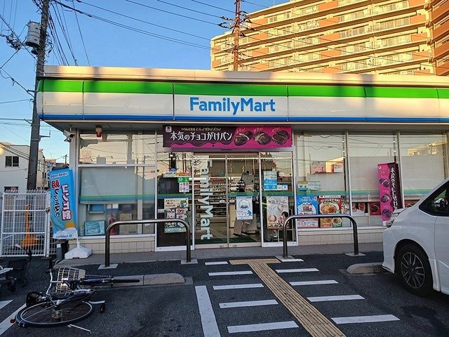 近くのファミリーマートまで408m（徒歩6分）