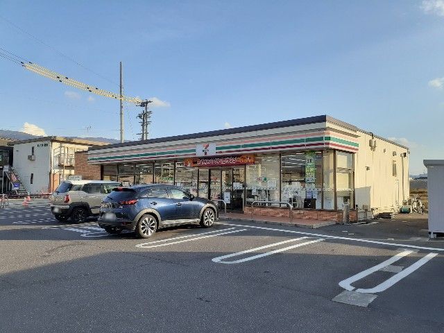 近くのセブンイレブン松本芳川村井町店まで990m（徒歩13分）