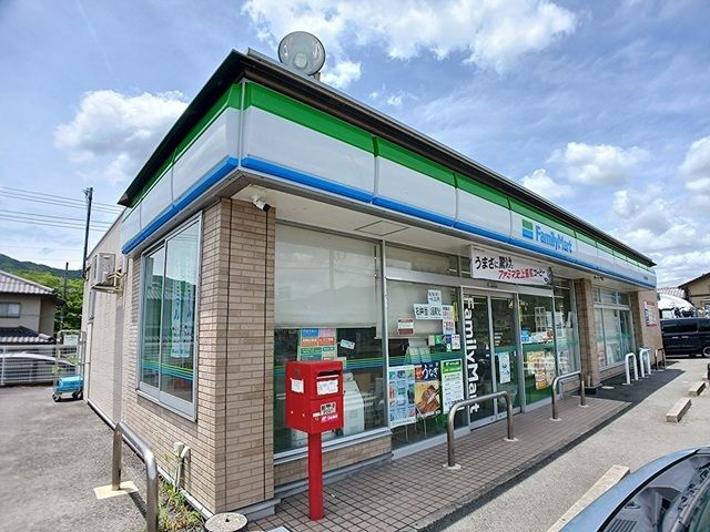 近くのファミリーマートまで1,100m（徒歩14分）