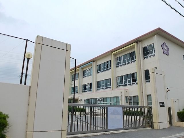 近くの吉根小学校まで505m(徒歩7分)
