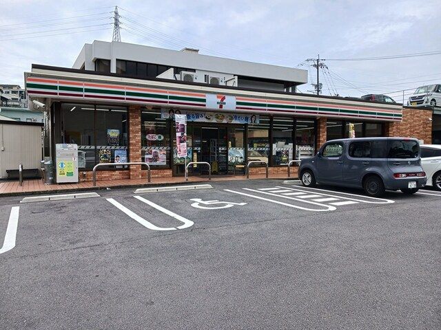 近くのセブンイレブン長崎中里町店まで833m（徒歩11分）