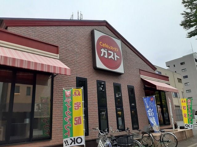 近くのガスト 入間市駅前店まで950m(徒歩12分)