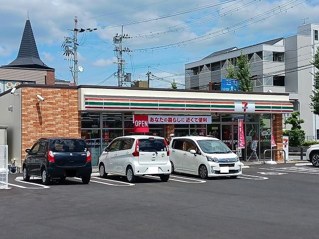近くのセブンイレブン八日市本町店様まで480m（徒歩6分）