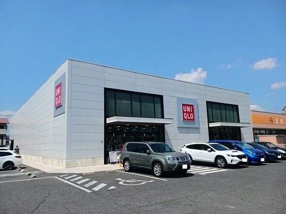 近くのユニクロ岡山中山道店まで400m(徒歩5分)