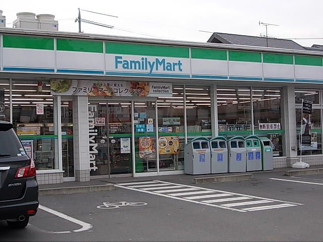 近くのファミリーマート掛川駅南店まで450m（徒歩6分）