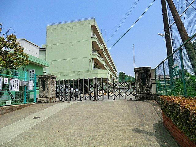 近くの荻野小学校まで450m(徒歩6分)