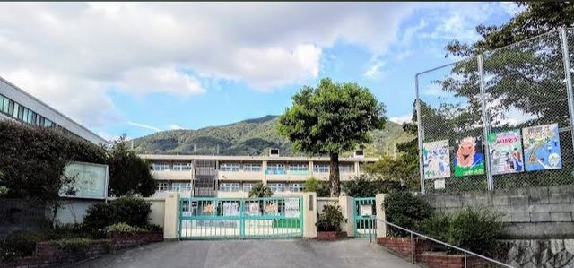 近くの呉市立明立小学校まで1,400m（徒歩18分）