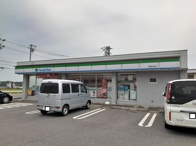 近くのファミリーマート鈴鹿住吉店まで350m(徒歩5分)