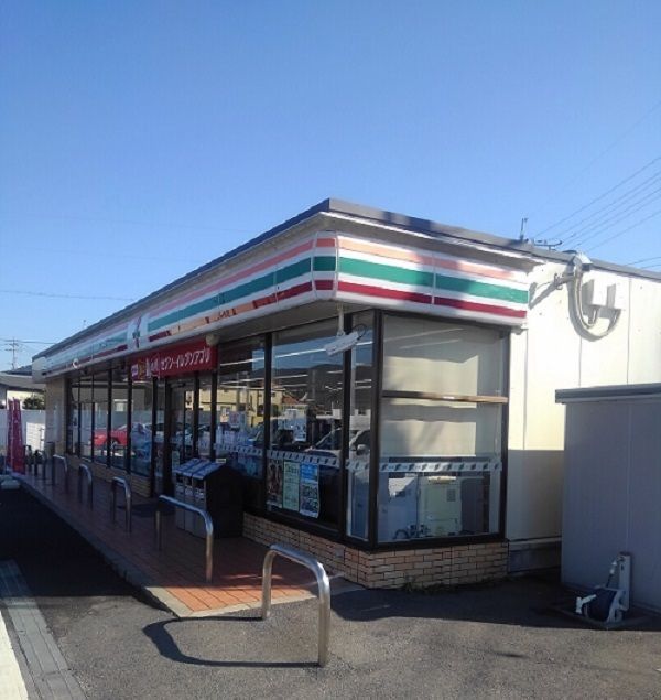 近くのセブンイレブン小郡若草店まで750m（徒歩10分）
