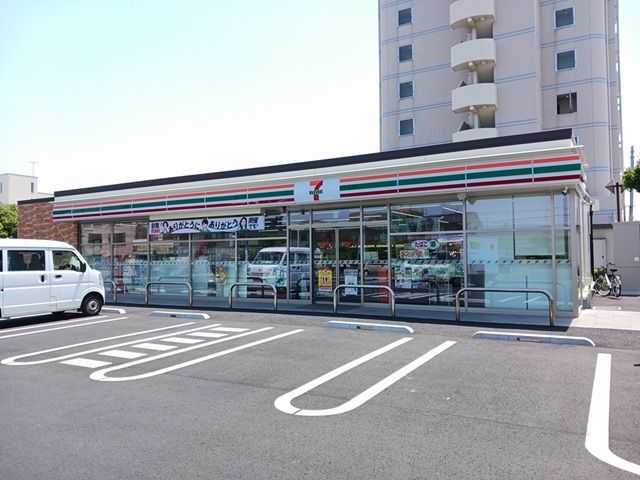 近くのセブンイレブン龍ケ崎市駅前店まで180m（徒歩3分）