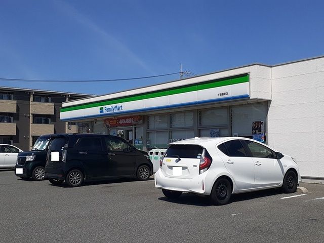 近くのファミリーマートまで750m(徒歩10分)