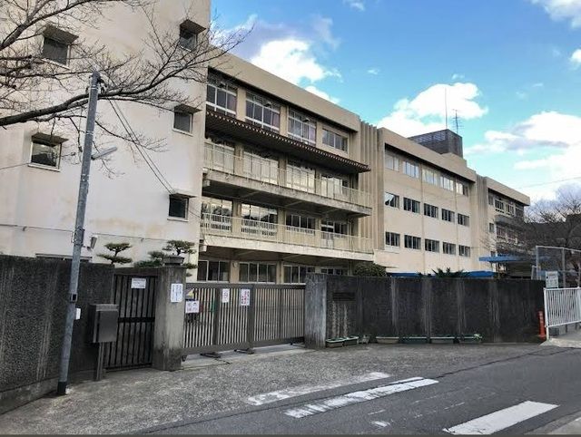 近くの矢野小学校まで350m（徒歩5分）
