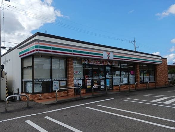 近くのセブンイレブン金沢松村４丁目店まで555m（徒歩7分）